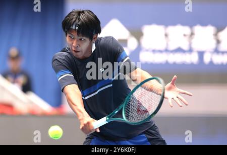Pékin, Chine. 26 septembre 2024. Zhou Yi, de Chine, fait son retour lors du match de premier tour masculin contre Pavel Kotov, de Russie, au tournoi de tennis de l'Open de Chine 2024 à Pékin, en Chine, le 26 septembre 2024. Crédit : Zhang Chen/Xinhua/Alamy Live News Banque D'Images