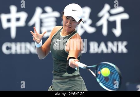 Pékin, Chine. 26 septembre 2024. Wang Xiyu, de Chine, fait son retour lors du match de premier tour féminin contre Viktorija Golubic, de Suisse, au tournoi de tennis de l'Open de Chine 2024 à Beijing, en Chine, le 26 septembre 2024. Crédit : Zhang Chen/Xinhua/Alamy Live News Banque D'Images