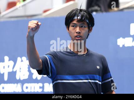 Pékin, Chine. 26 septembre 2024. Zhou Yi, de Chine, célèbre avoir marqué lors du match de premier tour masculin contre Pavel Kotov, de Russie, au tournoi de tennis de l'Open de Chine 2024 à Beijing, en Chine, le 26 septembre 2024. Crédit : Zhang Chen/Xinhua/Alamy Live News Banque D'Images