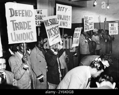 Des volontaires avec leurs banderoles proclamant la résistance aux lois sur la discrimination raciale et à l'action antisyndicale , se rassemblent dans Anderson Street , Johannesburg , pour une marche brisant le couvre-feu à l'hôtel de ville . La marche s'inscrivait dans le cadre de la campagne de résistance passive menée par les non-Européens contre la ségrégation raciale dans l'Union. Plus de 2000 personnes ont déjà été arrêtées , selon un chef de campagne du 29 septembre 1952 Banque D'Images