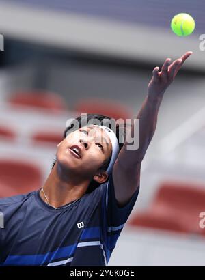Pékin, Chine. 26 septembre 2024. Zhou Yi, de Chine, sert pendant le match de premier tour masculin contre Pavel Kotov, de Russie, au tournoi de tennis de l'Open de Chine 2024 à Pékin, en Chine, le 26 septembre 2024. Crédit : Zhang Chen/Xinhua/Alamy Live News Banque D'Images