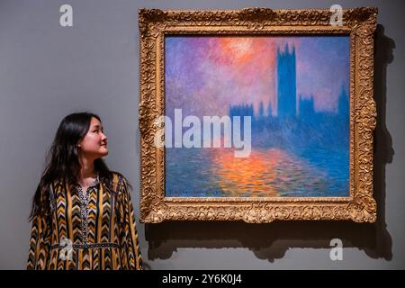 Londres, Royaume-Uni. 26 septembre 2024. Parlement de Londres, lumière du soleil dans le brouillard, 1904 - les peintures impressionnistes de Londres de Claude Monet, présentant des vues sur la Tamise, sont présentées ensemble pour la première fois au Royaume-Uni à la Courtauld Gallery à Londres (près du Savoy Hotel où beaucoup d'entre elles ont été peintes). L'exposition réunit des peintures représentant le pont Charing Cross, le pont de Waterloo et les chambres du Parlement, dévoilées pour la première fois à Paris en 1904. L’artiste voulait le montrer à Londres l’année suivante mais le projet échoua. Crédit : Guy Bell/Alamy Live News Banque D'Images