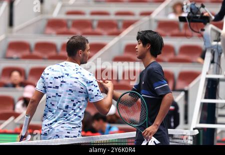Pékin, Chine. 26 septembre 2024. Zhou Yi (R), de Chine, accueille Pavel Kotov, de Russie, après leur match de premier tour masculin au tournoi de tennis de l'Open de Chine 2024 à Beijing, en Chine, le 26 septembre 2024. Crédit : Zhang Chen/Xinhua/Alamy Live News Banque D'Images