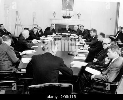 Le président de Washington John Kennedy rencontre avec le cabinet . Directeur du budget dans le sens horaire David Bell , (retour à la caméra ) ; James Webb , Administrateur de la NASA ; Robert Weaver , Administrateur du logement ; J . Edward , ministre des postes ; John Horne , administrateur de la petite entreprise ; secrétaire à la Défense Robert McNamara ; Charles Murphy , sous-secrétaire à l'Agriculture ; W . Willard Wirtz , secrétaire au travail ; nouveau secrétaire Antony Celebrezze ; secrétaire au commerce Luther Hodges ; président de la CEA Glenn Seaborg ; William Orrick , secrétaire d'État adjoint à l'administration ; président Kennedy : secrétaire au Trésor Banque D'Images