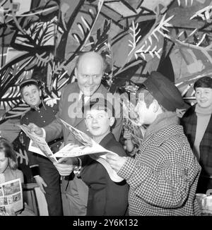 Londres : la vedette populaire de la télévision et de la scène, David Nixon , ouvre demain après-midi lors d'un spectacle en matinée au Her Majestys Theatre , Haymarket . David joue le narrateur, 'M. Pringle le le journaliste' dans 'Emil et les détectives' d'Erich Kastner dramatisé par Julius Gellner , le nouveau directeur de théâtre pour le Théâtre national hébreu et maîtresse d'école LCC , Mlle M Lynette Sigley . David est montré à la répétition d'aujourd'hui, entouré par le centre ' Emil ' ( Glen Slowther ) , et d'autres membres de ' la bande ' qui lisent une histoire écrite par ' Mr Pringle ' dans un journal . 19 décembre 1962 Banque D'Images