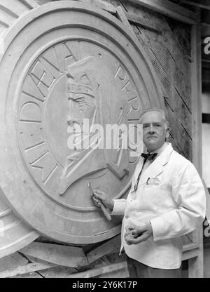 Monsieur Gilbert Bayes , sculpteur , qui a été chargé de concevoir le Trophée commémoratif en l'honneur de Sir Henry Segrave , est ici vu à l'œuvre dans son atelier sur le médaillon du nouveau Saville Theatre Shaftesbury Avenue . 22 octobre 1930 Banque D'Images