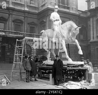 Une statue du roi Albert des Belges , par M. Walter Winans, attendant dans la cour de l'Académie Royale d'être adoptée par le comité avant d'être coulée en bronze pour un mémorial de guerre en Belgique . M. Walter Winans est vu debout devant son travail . 3 avril 1919 Banque D'Images