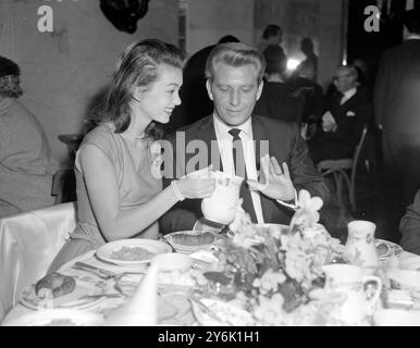 Pas de lait pour l'acteur Jackie Rae avec sa femme Janette Scott au petit déjeuner à l'Hôtel Savoy pour assister à une séance spéciale petit déjeuner. Février 1960 Banque D'Images