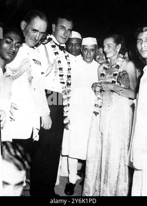 Le gouvernement de l'Inde donne une fête d'adieu aux Mountbattens à Government House , New Delhi lors de leur dernière nuit en Inde . Lord et Lady Mountbatten portant des guirlandes vues avec le premier ministre indien Pandit Nehru ( au centre ) . 23 juin 1948 Banque D'Images