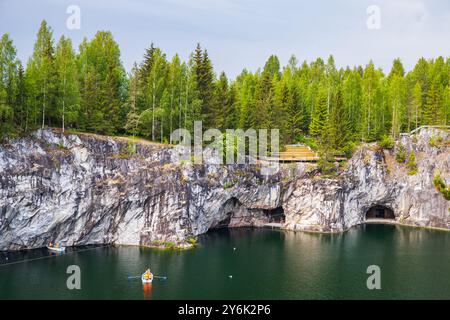 Ruskeala, Russie - 12 juin 2021 : paysage carélien avec des touristes dans une ancienne carrière de marbre remplie d'eau souterraine Banque D'Images