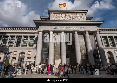 Madrid, Espagne. 25 septembre 2024. Les gens font la queue pour entrer au Musée du Prado. Crédit : Marcos del Mazo/Alamy Live News Banque D'Images