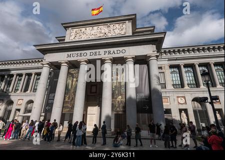 Madrid, Espagne. 25 septembre 2024. Les gens font la queue pour entrer au Musée du Prado. Crédit : Marcos del Mazo/Alamy Live News Banque D'Images