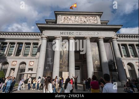 Madrid, Espagne. 25 septembre 2024. Les gens font la queue pour entrer au Musée du Prado. Crédit : Marcos del Mazo/Alamy Live News Banque D'Images