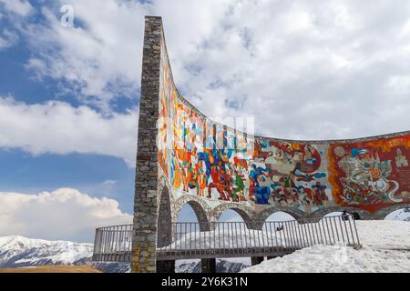 Gudauri, Géorgie - 1er mai 2019 : Monument de l'amitié Russie-Géorgie. Ce monument construit en 1983. Situé sur l'autoroute militaire géorgienne Banque D'Images