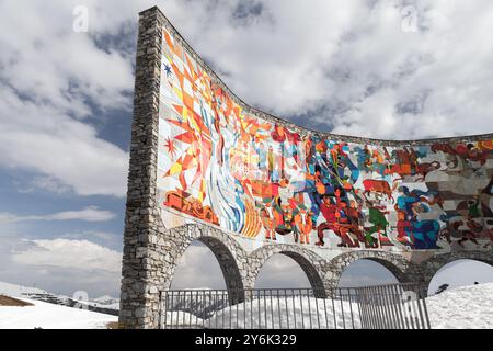 Gudauri, Géorgie - 1er mai 2019 : le Monument de l'amitié Russie-Géorgie est un monument construit en 1983, situé sur l'autoroute militaire géorgienne Banque D'Images