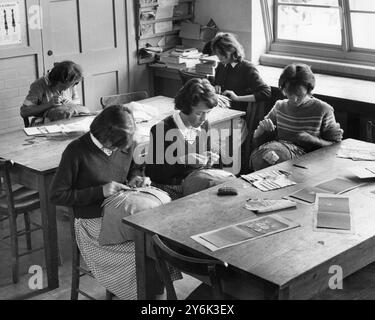 Filles dans une classe de couture / lacetterie à l'école 23 juillet 1962 Banque D'Images