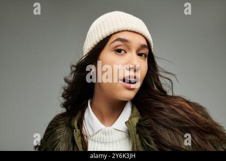 Une jeune femme affiche avec confiance son style unique et son expression émotionnelle à la caméra. Banque D'Images