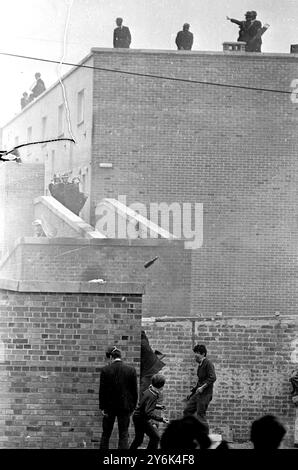 Bombardement de Bogside . Londonderry : des jeunes lancent des bombes à essence enflammées sur la police anti-émeute d'Ulster dans la région de Bogside lors d'une nouvelle flambée de violence . 14 août 1969 Banque D'Images