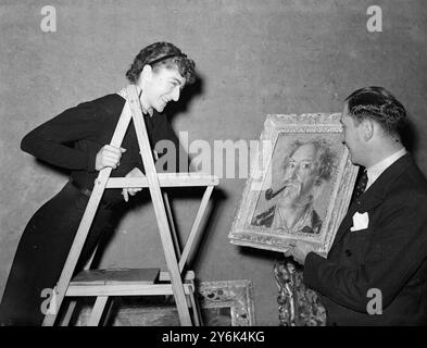 Guerre 1940 la National Gallery Re - a ouvert avec une exposition d'art contemporain organisée par Miss Lilian Browse , qui dirige une galerie d'art à Bond Street. Miss Browse avec M. W P Gibson , gardien des Galeries . 14 mars 1940 Banque D'Images