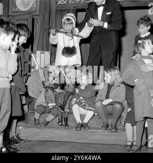 Les enfants apprennent à connaître et à jouer avec une collection de marionnettes qu'ils ont rencontrées dans une crèche dans les stalles de l'Opéra lyrique, Hammersmith . Les marionnettes du spectacle de Frank et Maisie Mumford apparaissent dans la séquence ' Peter and the Wolf ' de l'actuelle matinée qui se déroule au théâtre pour permettre aux parents de faire leurs courses sans se soucier de leurs enfants. 7 janvier 1963 Banque D'Images