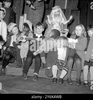 Les enfants apprennent à connaître et à jouer avec une collection de marionnettes qu'ils ont rencontrées dans une crèche dans les stalles de l'Opéra lyrique, Hammersmith . Les marionnettes du spectacle de Frank et Maisie Mumford apparaissent dans la séquence ' Peter and the Wolf ' de l'actuelle matinée qui se déroule au théâtre pour permettre aux parents de faire leurs courses sans se soucier de leurs enfants. 7 janvier 1963 Banque D'Images