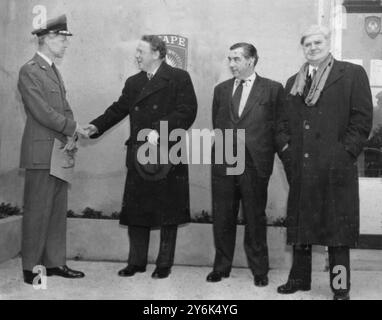 Les dirigeants syndicaux visitent le commandant suprême à Shape . Les ministres du Cabinet fantôme du travail prennent congé du général Norstad après le briefing au siège de Shape près de Paris. De gauche à droite le général Norstad , M. Hugh Gaitskell , M. George Brown et M. Aneurin Bevan . 8 avril 1958 Banque D'Images