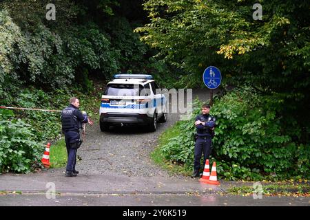 Solingen, Allemagne. 26 septembre 2024. Des policiers sont en service près d'une scène de crime suspectée. La police fouille de nouveau un quartier de la ville en lien avec l'attaque terroriste islamiste présumée à Solingen. Des sources de sécurité ont déclaré que la police nettoyait une zone verte avec des buissons denses. Ils cherchent un deuxième téléphone portable. L'opération pourrait prendre plusieurs jours. Crédit : Roberto Pfeil/dpa/Alamy Live News Banque D'Images