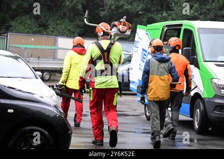 Solingen, Allemagne. 26 septembre 2024. Les employés de l'Agence forestière et du bois de Rhénanie-du-Nord-Westphalie soutiennent la police dans un parc du centre-ville. Le ministère public fédéral est en action pour obtenir d'autres preuves en lien avec l'attaque au couteau et est soutenu par les travailleurs forestiers. Crédit : Roberto Pfeil/dpa/Alamy Live News Banque D'Images