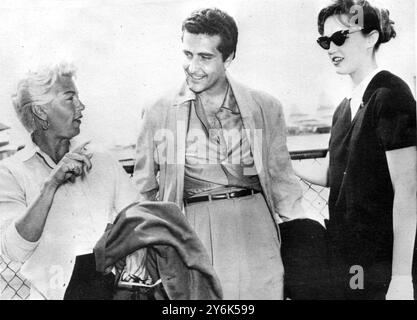 Beverly Hills , Californie Etats-Unis Johnny Stompanato poignardé à mort par la fille de 14 ans de Lana Turner . Cheryl Crane , à droite , parle à Lana Turner ( sa mère ) , à gauche et joueur Johnny Stompanato à l'aéroport de Los Angeles le mois dernier quand Lana Turner et Stompanato sont revenus de vacances au Mexique . 5 avril 1958 Banque D'Images