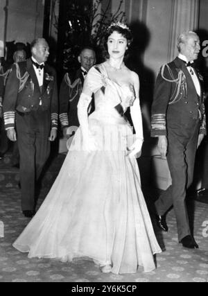 Stanmore Middlesex dîner du 40e anniversaire de la Royal Air Force au quartier général du Bentley Prior Fighter Command . La princesse Margaret dans une robe jaune est escortée dans la salle à manger par le maréchal de la RAF Lord Newall ; voici le duc de Gloucester , à gauche et le maréchal de la RAF Lord Tedder le 2 avril 1958 Banque D'Images