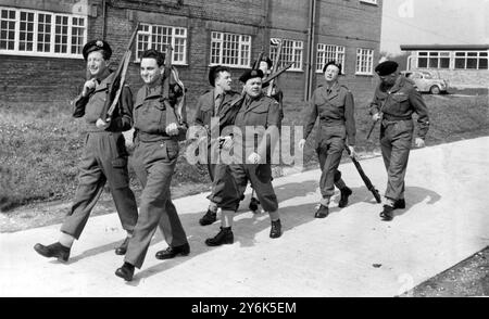 Pinewood Angleterre Un sergent-major de l'armée britannique tente d'enseigner aux acteurs le pied et le bras exercice pour le Nouveau film britannique . C . S . M . Douglas Fairbanks du Queen ' s Royal Regiment , forant son escouade à Pinewood . Une attention particulière est accordée à Charles Hawtrey , (soldat Golightly ) et de gauche à droite Terrance Longdon ; comédien Bob Monkhouse ; Norman Rossington ; Gerald Campion ; Kenneth Williams ( partiellement caché ) . 2 avril 1958 Banque D'Images