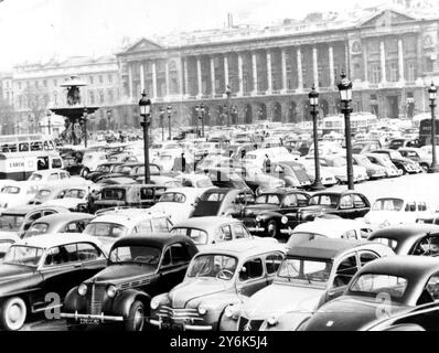 Paris France. Une scène générale sur la place de la Concord , à Paris confiture bourrée de véhicules qui ont amené des millions de travailleurs à Paris à cause de la grève de 24 heures de 1 million d'employés du gouvernement presque tous les services publics étaient à l'arrêt . 1er avril 1958 Banque D'Images