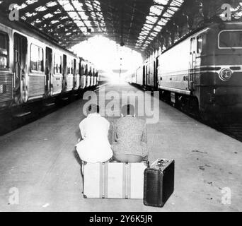 Paris France. Visiteur britannique bloqué à Paris assis sur des bagages attendant à la Gare de Nord , Paris . En raison de la grève de 24 heures de 1 million d'employés du gouvernement, presque tous les services publics étaient au point mort. 1er avril 1958 Banque D'Images