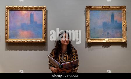 Londres, Royaume-Uni. 26 septembre 2024. L) «Londres, Parlement. Sunlight in the fog», 1904, et «Houses of Parliament, (Effect of Fog)», 1903-04, lors d’une photocall à la Courtauld Gallery pour «Monet and London. Vues de la Tamise’, tableaux impressionnistes de l’artiste Claude Monet du centre de Londres. Montrée à Paris en 1904, Monet avait voulu montrer ces œuvres à Londres mais le projet a échoué, c’est donc la première fois que les peintures sont vues ensemble au Royaume-Uni et à seulement 300 mètres de l’hôtel Savoy où beaucoup ont été peintes. Le spectacle se déroule du 27 septembre au 19 janvier 2025. Crédit : Stephen Banque D'Images