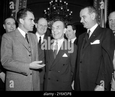 Washington DC une délégation du Parlement britannique a appelé à la capitale pour rendre hommage au vice-président Richard M. Nixon M. Nixon , Charles Doughty , Sir James Henderson - Stewart , chef du groupe Lord St Oswald et chef de la majorité au Sénat Lyndon Johnson . 27 mars 1958 Banque D'Images