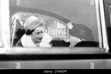 Essex , Angleterre Reine en tournée dans le comté d'Essex avant de partir pour les pays-Bas discutant avec la plus ancienne laïque vivante Mme Joanne Locke ( 105 ans ) et le pasteur Révérend H Ransom. 25 mars 1958 Banque D'Images