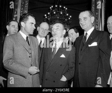 Washington DC une délégation du Parlement britannique a appelé à la capitale pour rendre hommage au vice-président Richard M. Nixon M. Nixon , Charles Doughty , Sir James Henderson - Stewart , chef du groupe Lord St Oswald et chef de la majorité au Sénat Lyndon Johnson . 27 mars 1958 Banque D'Images