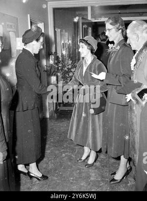 La princesse Margaret visite le King George VI Memorial Club pour les personnes âgées à Coldharbour Lane , Camberwell . 18 mars 1958 Banque D'Images