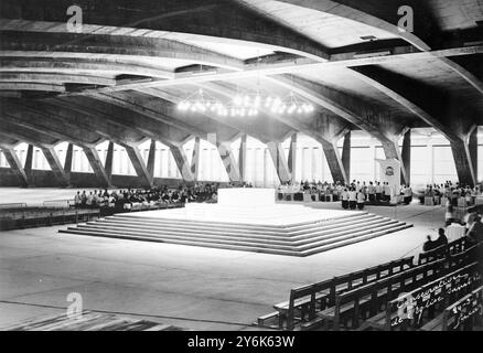 Lourdes France le Cardinal Roncalli , Patriarche de Venise et envoyé papal bénisse la basilique souterraine Saint Pie X qui est construite à quelques mètres de la grotte de Lourdes . Vue de l'intérieur 25 mars 1958 Banque D'Images