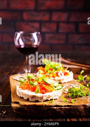 pain diète avec du saumon et du fromage Banque D'Images