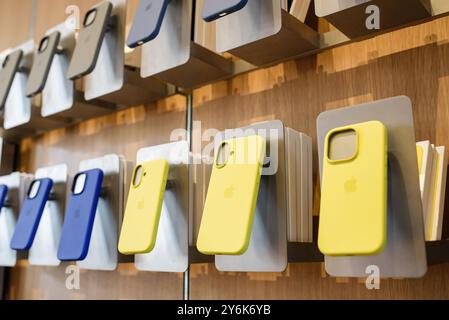 Paris, France - Sep 20, 2024 : une rangée de coques iPhone 16 Pro sur des supports à l'intérieur de l'Apple Store, présentant la protection pour les derniers téléphones Banque D'Images