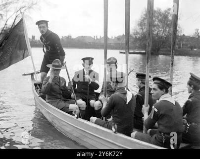 Le rassemblement des Boy Scouts à l'Alexandra Palace Prince of Wales est ramé à travers le lac par Sea Scouts 6 octobre 1922 Banque D'Images