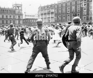 Mexico portant des casques, des boucliers et des clubs, la police anti-émeute charge la foule de manifestants sur la place principale de Mexico. Lutte contre le gouvernement du Président Ordaz . Riot a jeté une ombre sur les Jeux Olympiques de 1968 qui doivent s'ouvrir ici le 12 octobre . 4 septembre 1968 Banque D'Images