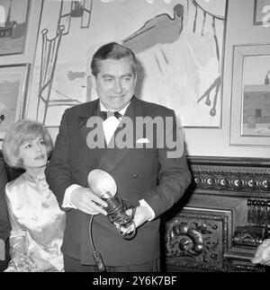 Londres Tony Hancock sous quelques-unes de ses photos au Tonights West End premier ministre de 'The Rebel' , son premier film. 2 mars 1961 Banque D'Images