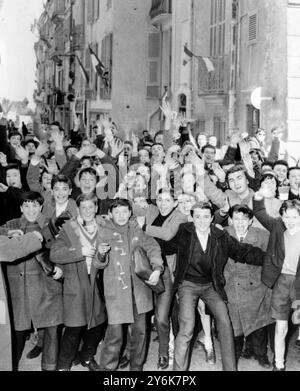 Peuple de Monaco les Monégasques sont fous d'excitation suite à la naissance du Prince Albert Alexandre Louis Pierre à la Princesse Grace Guns faisant bouger l'annonce de l'arrivée du Prince Albert à travers le port de Monte Carlo le 14 mars 1958 Banque D'Images