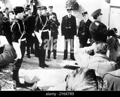 Monaco annonce officielle est postée sur la porte du Palais Royal alors que le peuple monégasque est fou d'excitation suite à la naissance du Prince Albert Alexandre Louis Pierre à la Princesse Grace Guns faisant bouger l'annonce de l'arrivée du Prince Albert à travers le port de Monte Carlo le 14 mars 1958 Banque D'Images