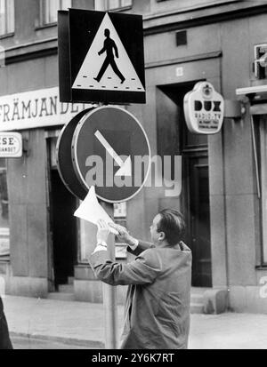 Stockholm son tout changement pour les automobilistes en Suède comme le nouveau drive sur la bonne commande entre en vigueur dans le district de Bergsgatan il est venu quatre mois plus tôt donc des photos pour la brochure de sécurité routière pourraient être prises pour être publiées introduisant le changement, puis est retourné à la main gauche . 25 mai 1967 Banque D'Images