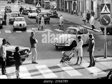 Stockholm son tout changement pour les automobilistes en Suède comme le nouveau drive sur la bonne commande entre en vigueur dans le district de Bergsgatan il est venu quatre mois plus tôt donc des photos pour la brochure de sécurité routière pourraient être prises pour être publiées introduisant le changement, puis est retourné à la main gauche . 25 mai 1967 Banque D'Images