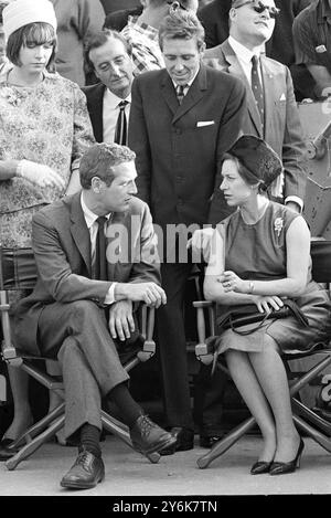 La star de cinéma Paul Newman discute avec la princesse Margaret lors de leur visite des studios Universal film à Hollywood. Son mari Lord Snowdon regarde. 12 novembre 1965 Banque D'Images