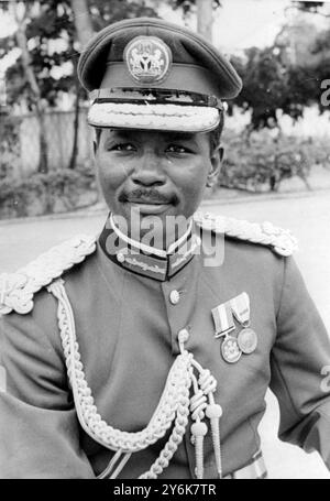 Lagos Nigeria Major général Yakubu robe dans son nouvel uniforme de Major général . 25 juillet 1967 Banque D'Images